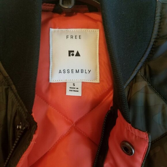 ⭐Men's QUILTED Jacket Sz S Free Assembly Camo Green Full Zip Snap 2 Pockets New⭐ - Picture 7 of 8